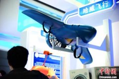 澳门美高梅网址图为参观者VR体验“蛟龙号”载人潜水器